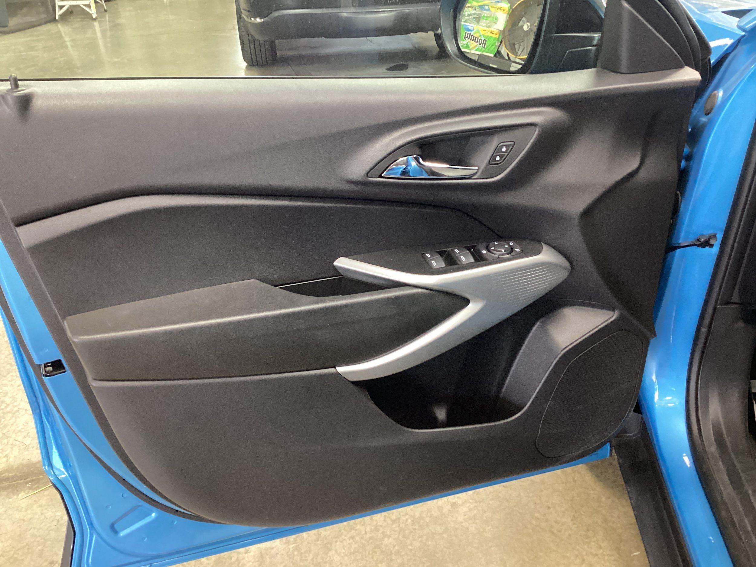 Used 2025 Chevrolet Trax RS FWD image 10