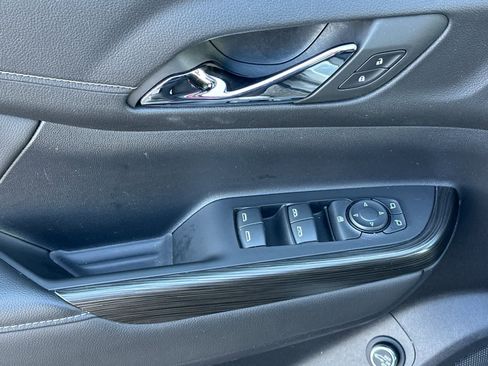 Used 2023 GMC Acadia SLT w/ Elevation Edition image 13