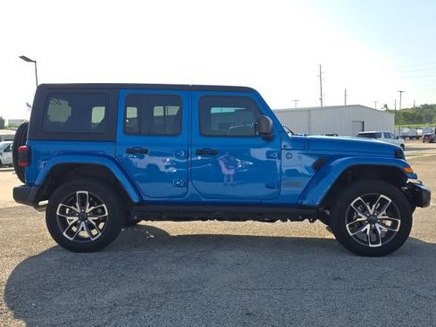Used 2024 Jeep Wrangler Unlimited w/ Convenience Group AWD/4WD image 6