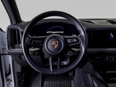 Used 2024 Porsche Cayenne image 10
