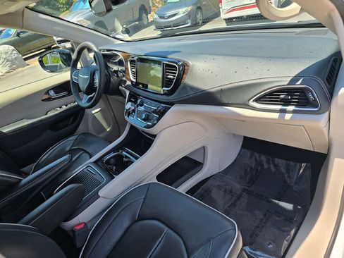 Used 2024 Chrysler Pacifica Limited FWD image 30