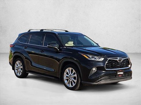 Used 2020 Toyota Highlander Limited FWD image 3