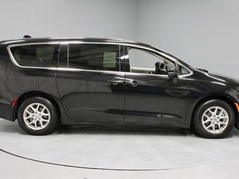 Used 2024 Chrysler Pacifica Touring-L FWD image 6