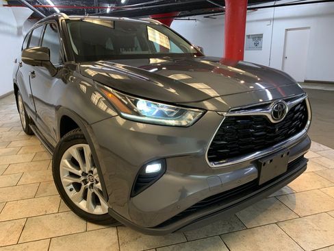 Used 2023 Toyota Highlander Limited AWD/4WD image 4