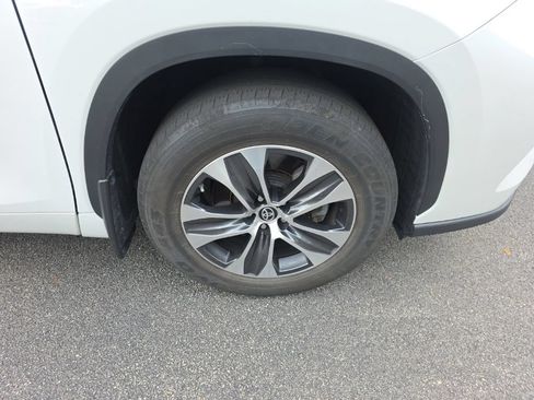 Used 2022 Toyota Highlander XLE AWD/4WD image 10
