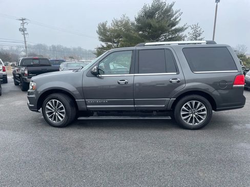 Used 2017 Lincoln Navigator Select image 12
