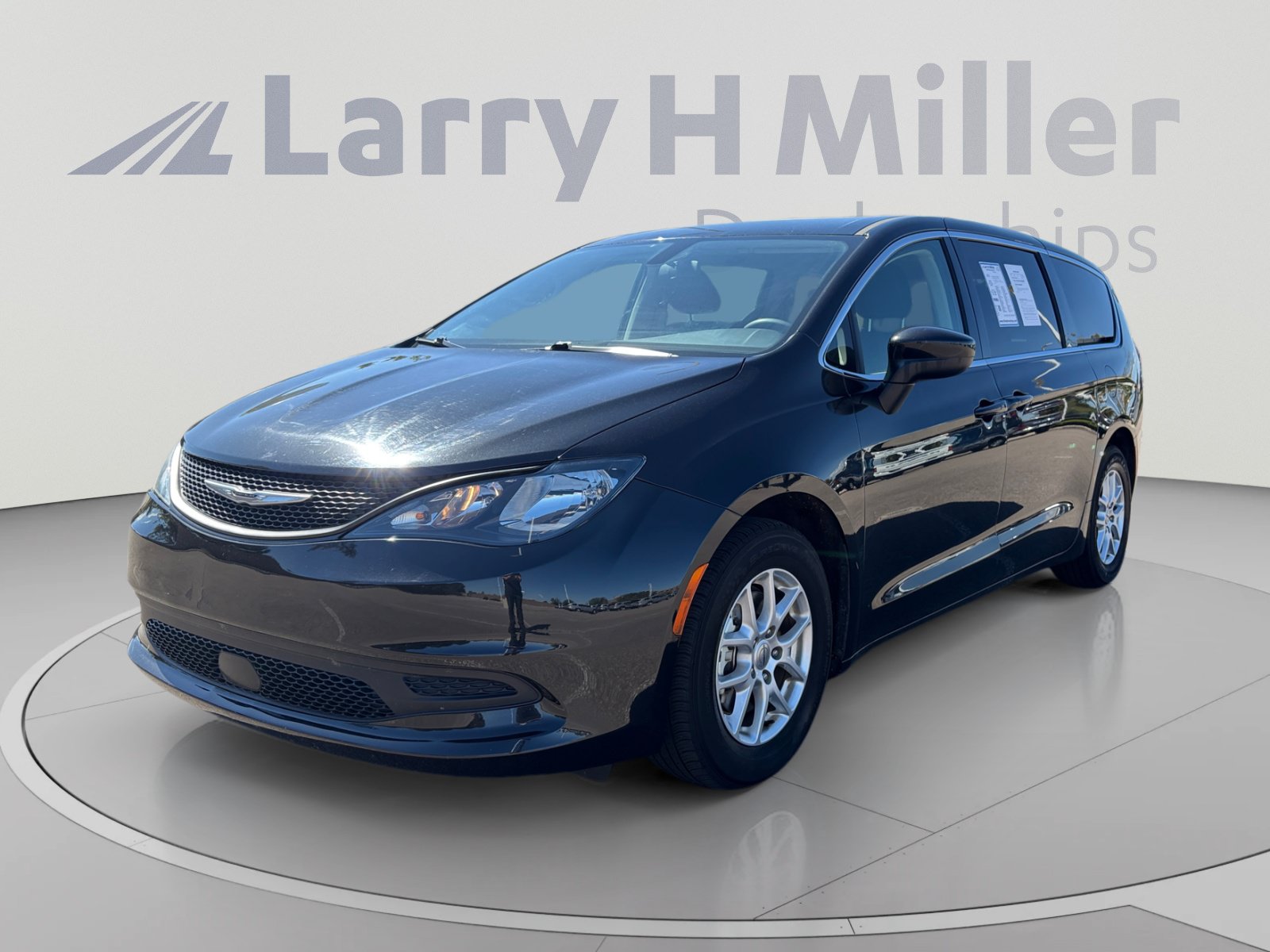 Used 2022 Chrysler Voyager LX FWD image 1