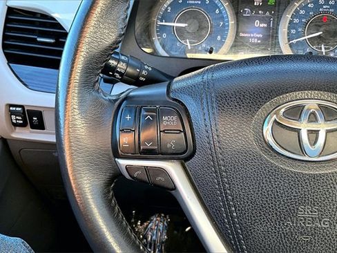 Used 2018 Toyota Sienna XLE Premium image 11