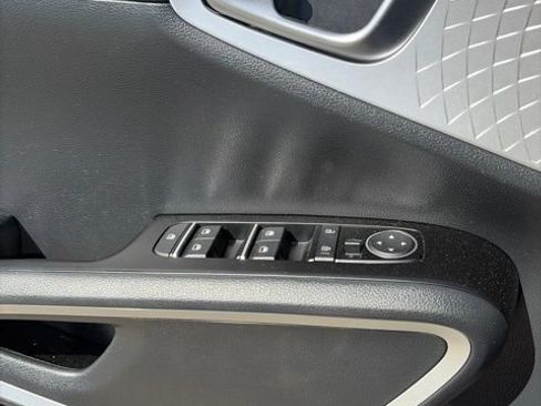 Used 2023 Kia Soul LX w/ LX Technology Package FWD image 12