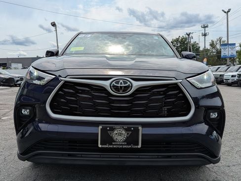 Used 2024 Toyota Highlander LE AWD/4WD image 4