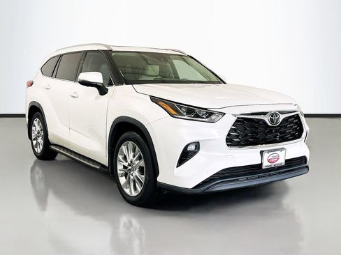 Used 2023 Toyota Highlander Limited FWD image 3