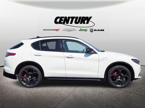 Used 2024 Alfa Romeo Stelvio Veloce AWD/4WD image 2
