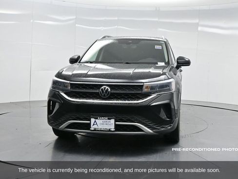 Used 2023 Volkswagen Taos SE w/ Panoramic Sunroof Package image 38
