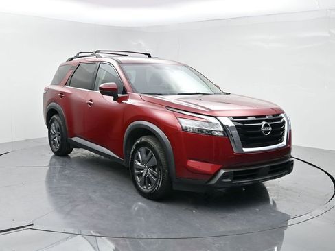 Used 2022 Nissan Pathfinder SV image 2