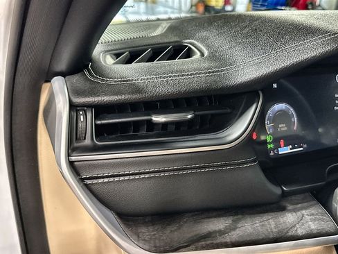 Used 2024 Jeep Grand Cherokee L Limited w/ Black Appearance Package image 15