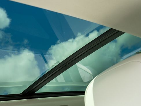 Used 2021 Volkswagen Tiguan SE w/ Panoramic Sunroof Package image 18