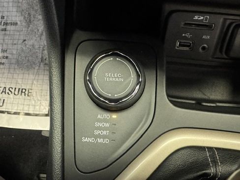 Used 2018 Jeep Cherokee Limited AWD/4WD image 28