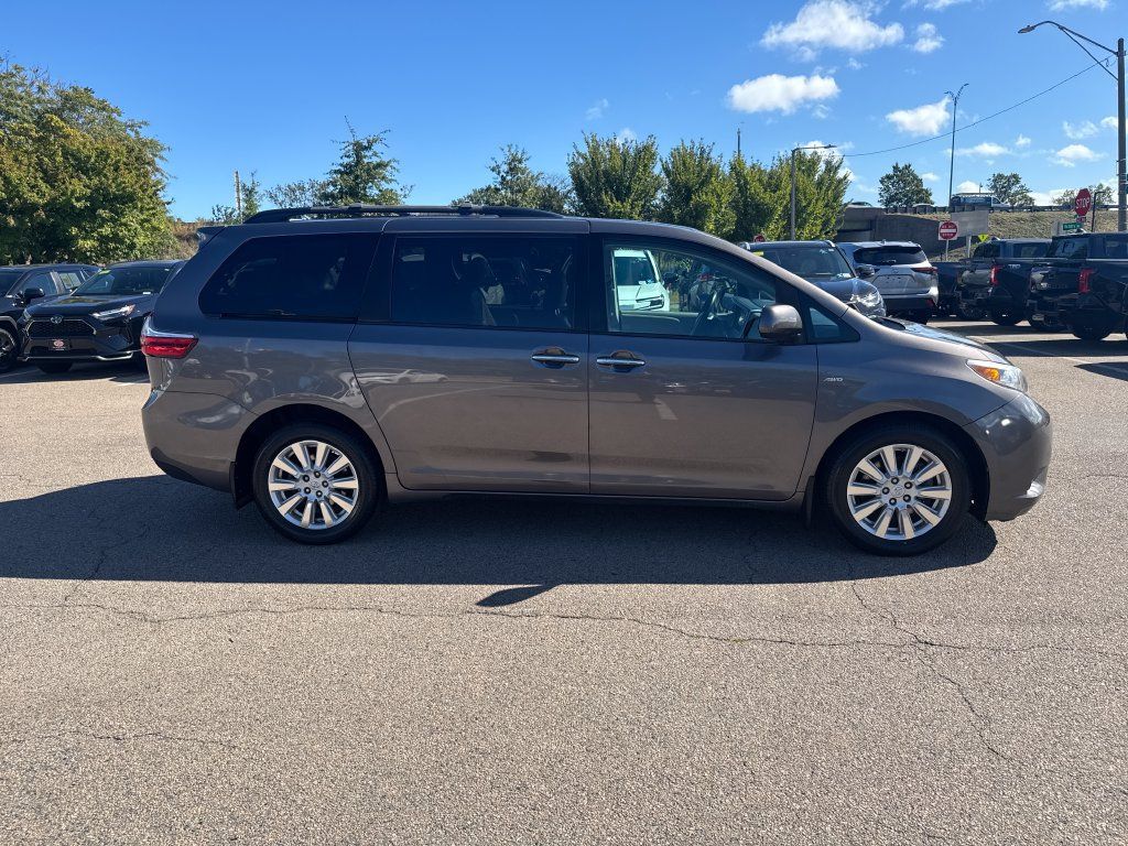 Used 2017 Toyota Sienna XLE Premium w/ Outdoor Package AWD/4WD image 11