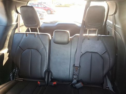 Used 2025 Chrysler Pacifica Select FWD image 11