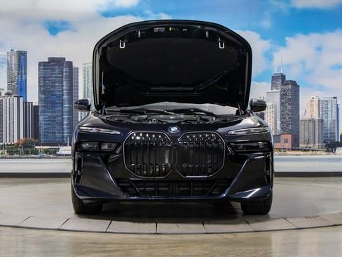 Used 2025 BMW 760i xDrive w/ Executive Package image 4