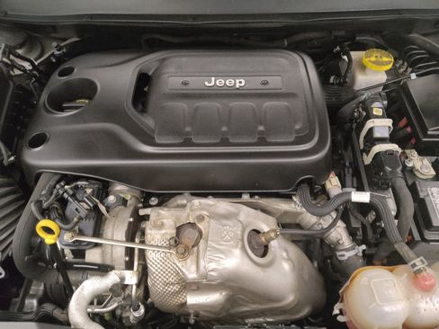 Used 2019 Jeep Cherokee Limited w/ Luxury Group FWD image 30
