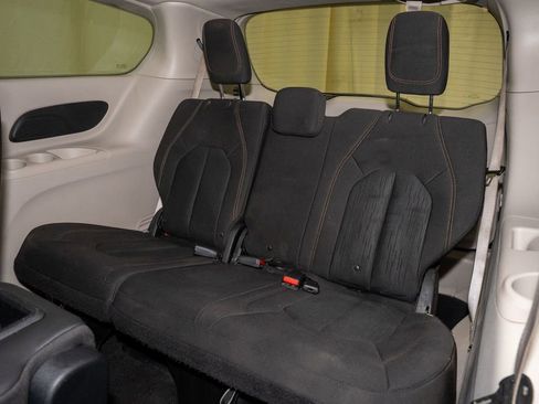 Used 2017 Chrysler Pacifica Touring image 8