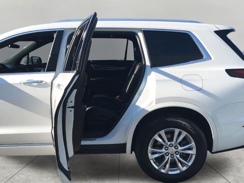 Certified 2024 Cadillac XT6 Luxury w/ LPO, Floor Liner Package AWD/4WD image 24
