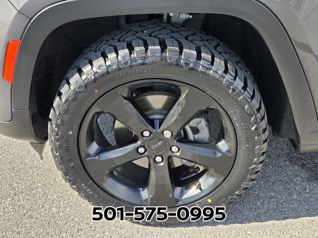 Used 2023 Jeep Grand Cherokee Altitude AWD/4WD image 20