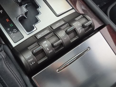 Used 2011 Lexus LX 570 4WD w/ Luxury Pkg image 24