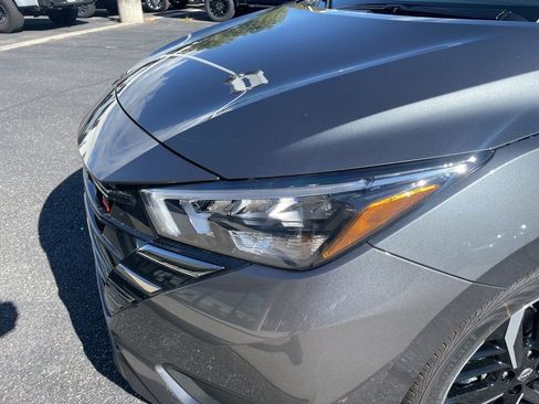 New 2025 Nissan Versa SR w/ Trunk Package image 29