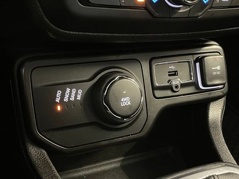 Used 2023 Jeep Renegade Latitude AWD/4WD image 20