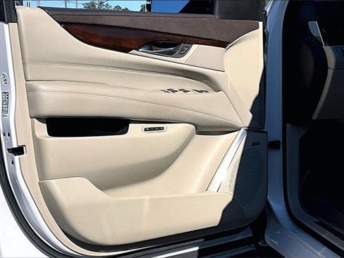 Used 2017 Cadillac Escalade Luxury image 17