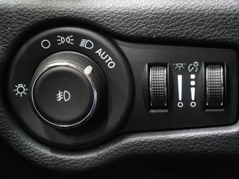 Used 2025 Chrysler Pacifica Select FWD image 14