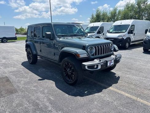 Used 2025 Jeep Wrangler Unlimited Sahara w/ Safety Group AWD/4WD image 2