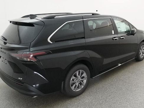 New 2026 Toyota Sienna XLE FWD image 9