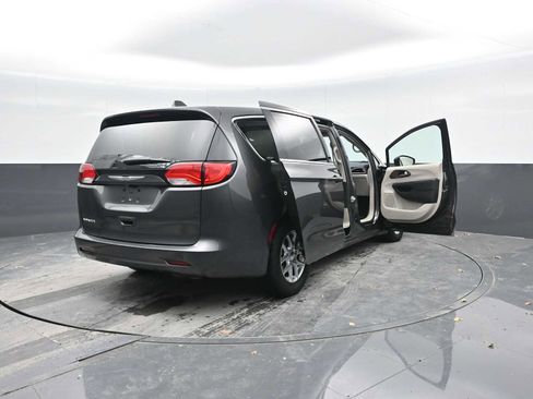 Used 2022 Chrysler Voyager LX image 47