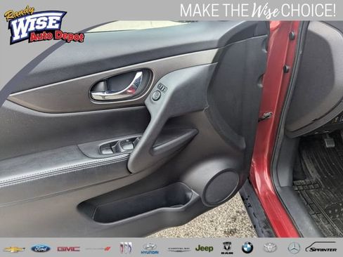 Used 2015 Nissan Rogue SV w/ SV Premium Package AWD/4WD image 10