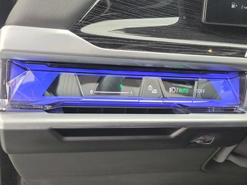 Used 2025 BMW 740i xDrive AWD/4WD image 32