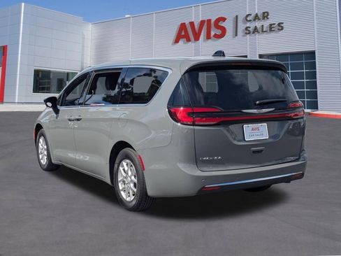 Used 2025 Chrysler Pacifica Select image 9