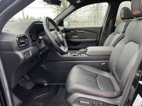 Certified 2025 Honda Pilot TrailSport image 10