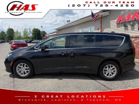 Used 2024 Chrysler Pacifica Touring-L FWD image 23