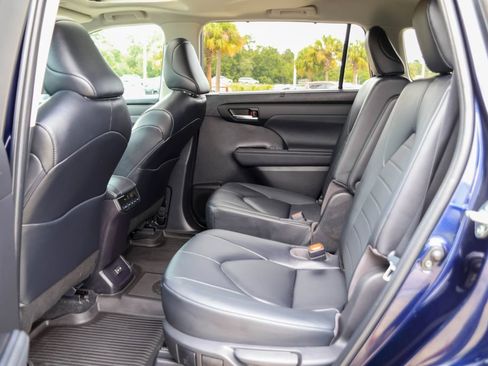 Used 2023 Toyota Highlander XLE FWD image 10