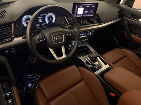 Used 2025 Audi Q5 2.0T Premium w/ Convenience Plus Package image 4
