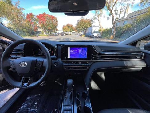 Used 2025 Toyota Camry LE image 32