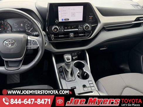 Used 2025 Toyota Highlander LE image 19