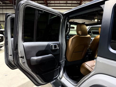 Used 2021 Jeep Wrangler Unlimited Sahara AWD/4WD image 16