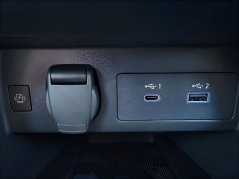 Used 2025 Nissan Versa SR image 19