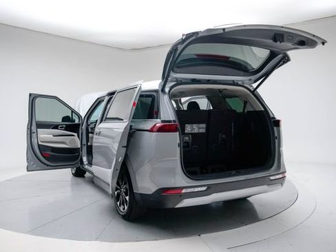 Used 2022 Kia Carnival EX FWD image 19