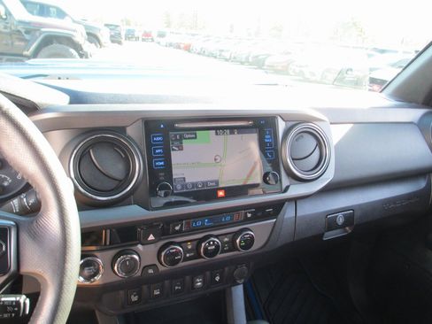 Used 2017 Toyota Tacoma TRD Sport image 25