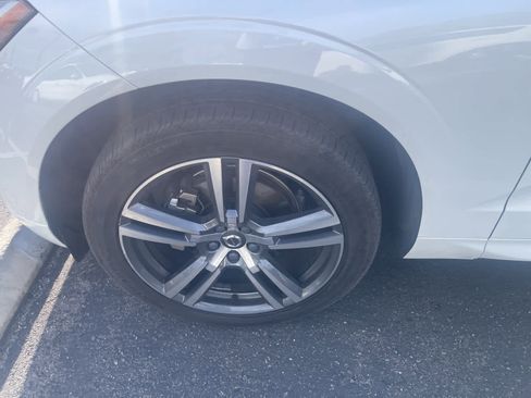 Used 2021 Volvo XC60 T5 Momentum w/ Advanced Package image 8